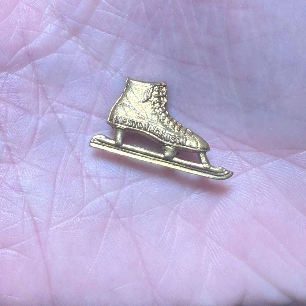 Vintage Gold Tone Ice Skate‎ Pin Nestor Johnson